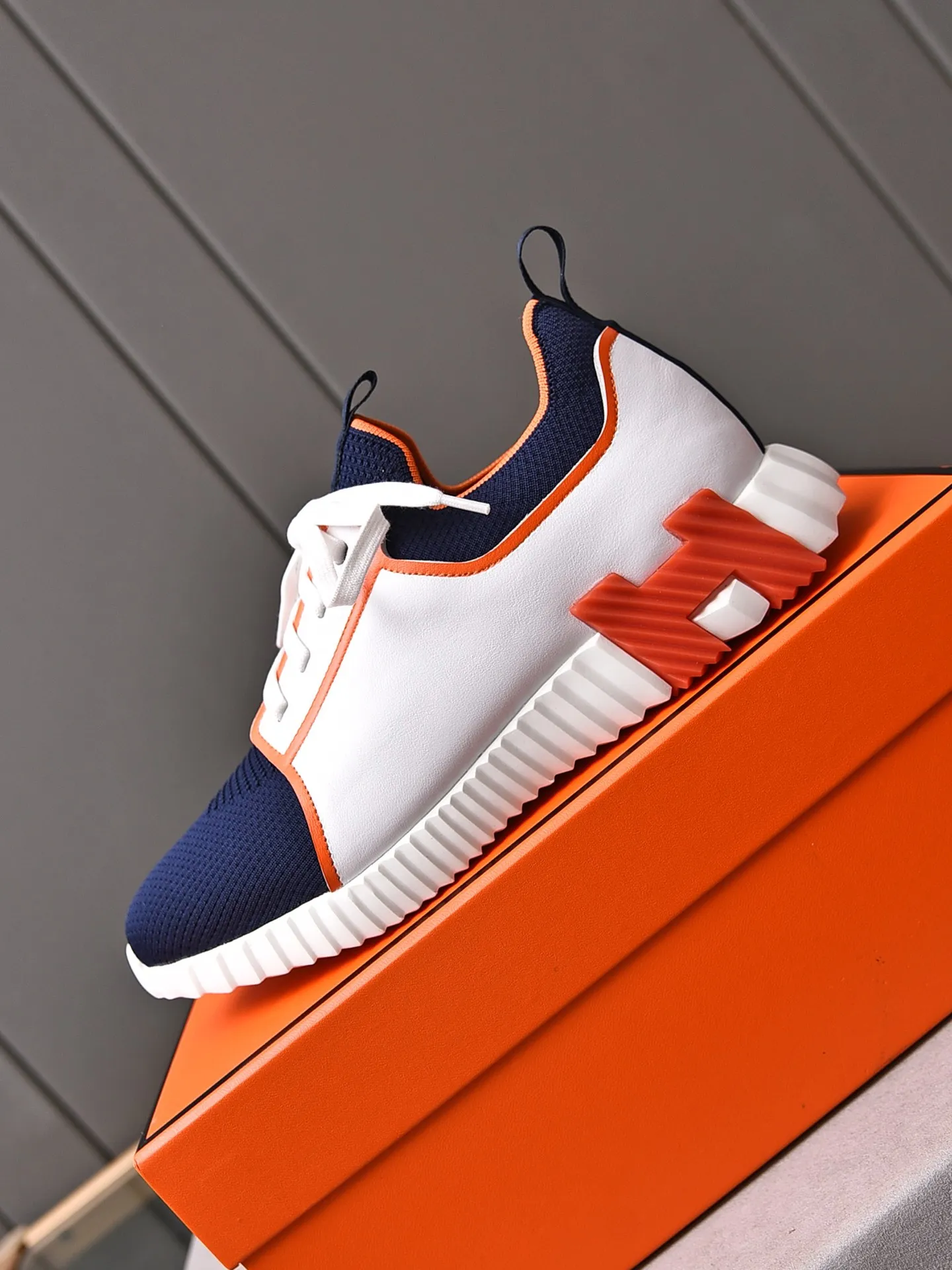 Factory price PP600 [Hermes] fe new arrival~ New Bouncing sneakers are the most comfortable shoes from Hermès, no one else⃣️. They are very light on the feet and look great. You won’t feel tired even when you go shopping and running around. 👍 Very light and comfortable, very light, suitable for both sports and leisure, and feel great when you step on them! It’s up to you to choose, there’s always what you want~ ✔️Fabric: Imported first-layer cowhide + high-elastic fly weave ✔️Inner lining: Imported water-dyed cow lining ✔️Outsole: Seamless combination of IP+TPU (multi-color letters) German technology irradiation machine ✔️Code number: Male 38-44 (45 customized)